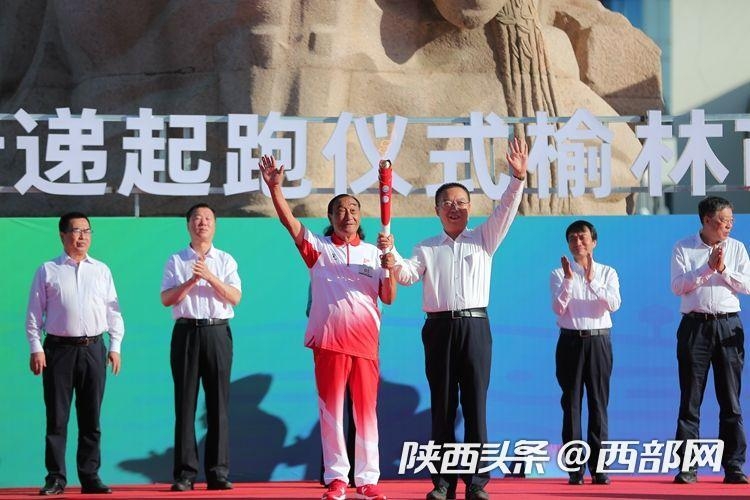 塞上古城開跑！ 十四運會和殘?zhí)貖W會火炬在榆林傳遞